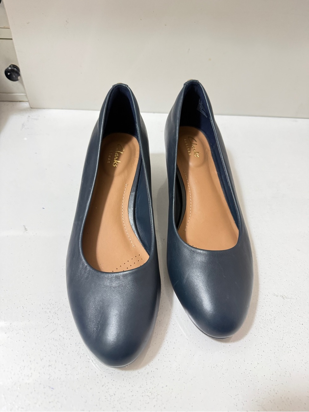 Leather pumps, Clarks Artisan Women's Navy Wedge Pumps new never worn - Picture 7 of 14